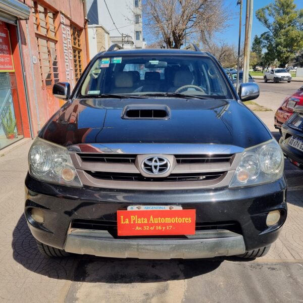 Toyota Hilux SW4 3.0 I Srv C/cuero, 7 Asientos, 4x4 - Imagen 2