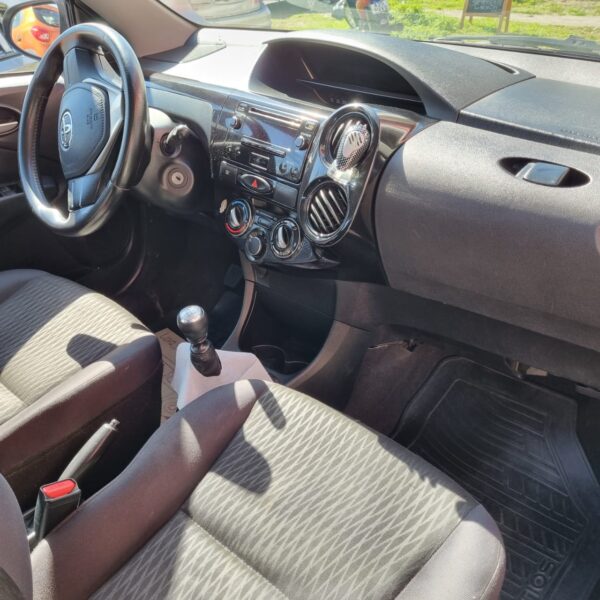 Toyota Etios 1.5 X - 5 ptas. - Imagen 7