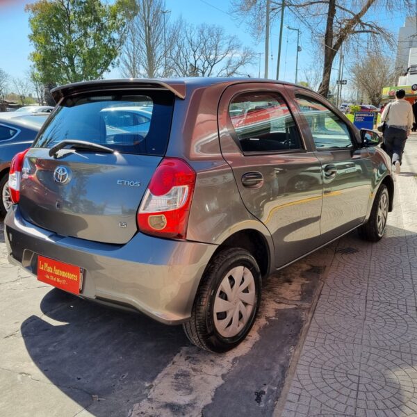 Toyota Etios 1.5 X - 5 ptas. - Imagen 6